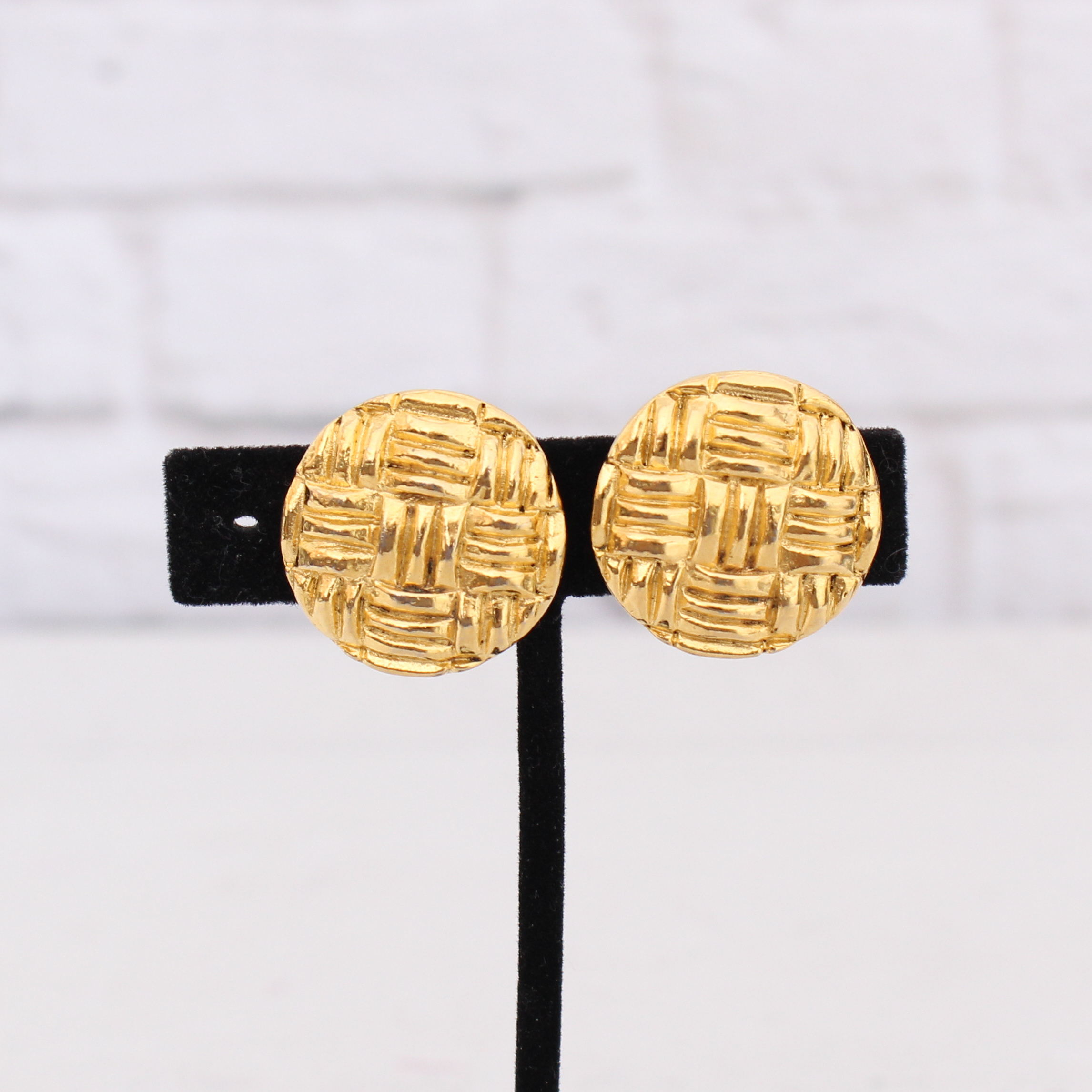 Chanel Round