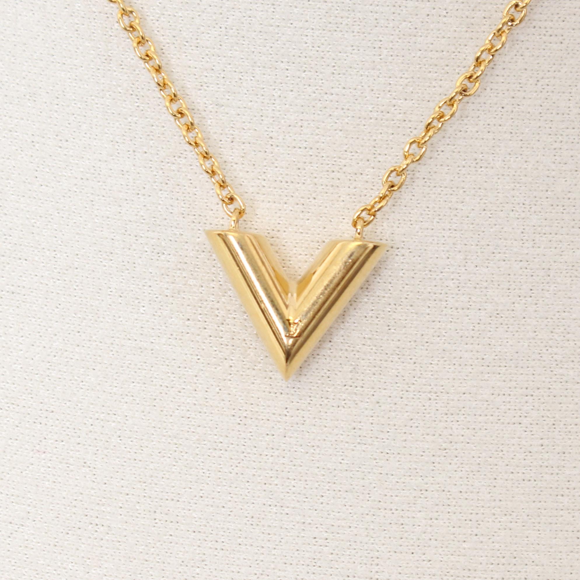 Louis Vuitton Essential V