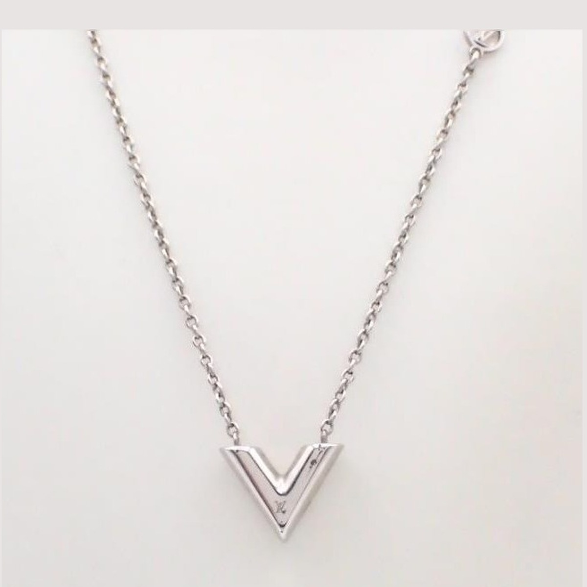 Louis Vuitton Essential V